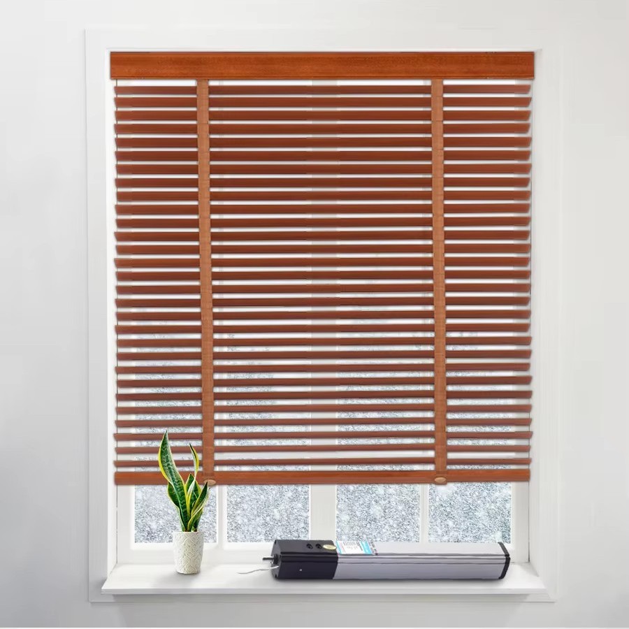 一扇安裝在窗戶上的 Zemismart Matter 智慧木百葉簾，其溫暖的木質葉片已完全放下。