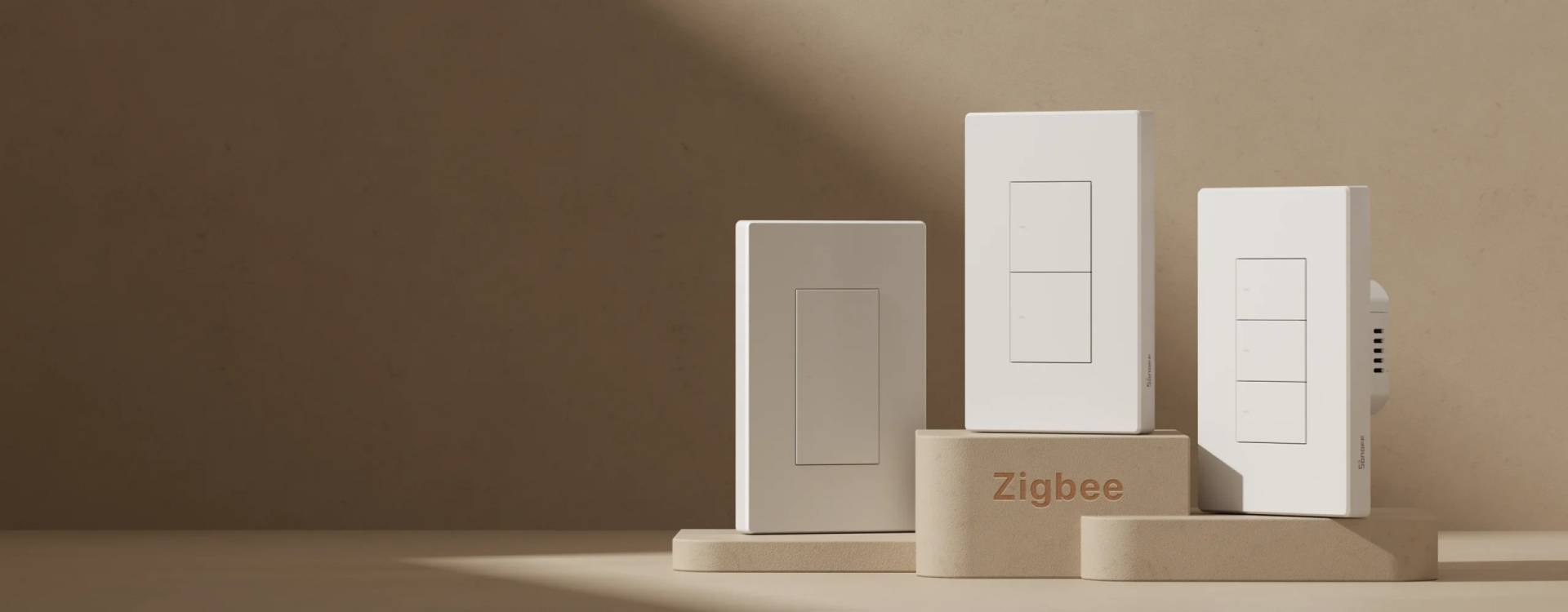 SONOFF M5 Switch 在簡約的大地色背景前,Sonoff M5 智慧開關以其俐落的白色面板設計,展示了一至三鍵的完整系列,呈現現代居家美學。